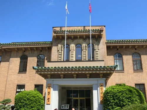 山梨県議会議事堂