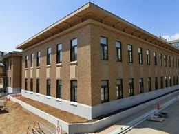 山梨県議会議事堂2