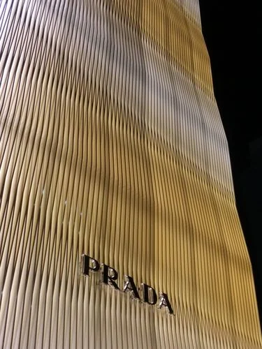 プラダ大阪心斎橋店