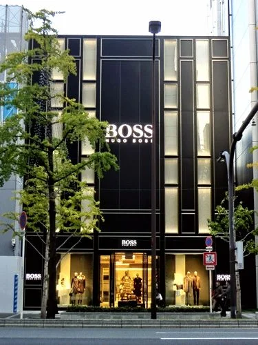 BOSSストア心斎橋（HUGO BOSSの路面店）