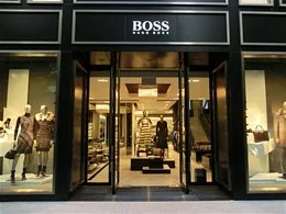 BOSSストア心斎橋（HUGO BOSSの路面店）