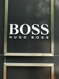 BOSSストア心斎橋（HUGO BOSSの路面店）