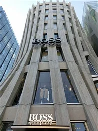 BOSSストア心斎橋（HUGO BOSSの路面店）