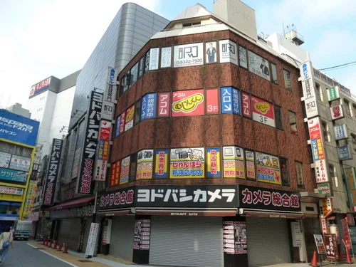 桑原ビル（ヨドバシカメラ カメラ総合館）