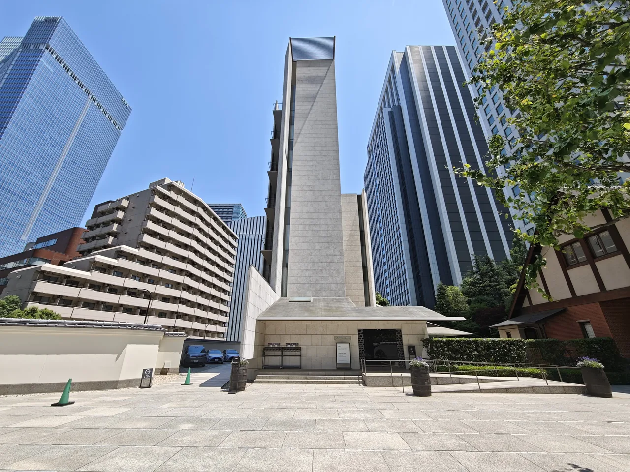 西久保ビル（菊池寛実記念 智美術館）